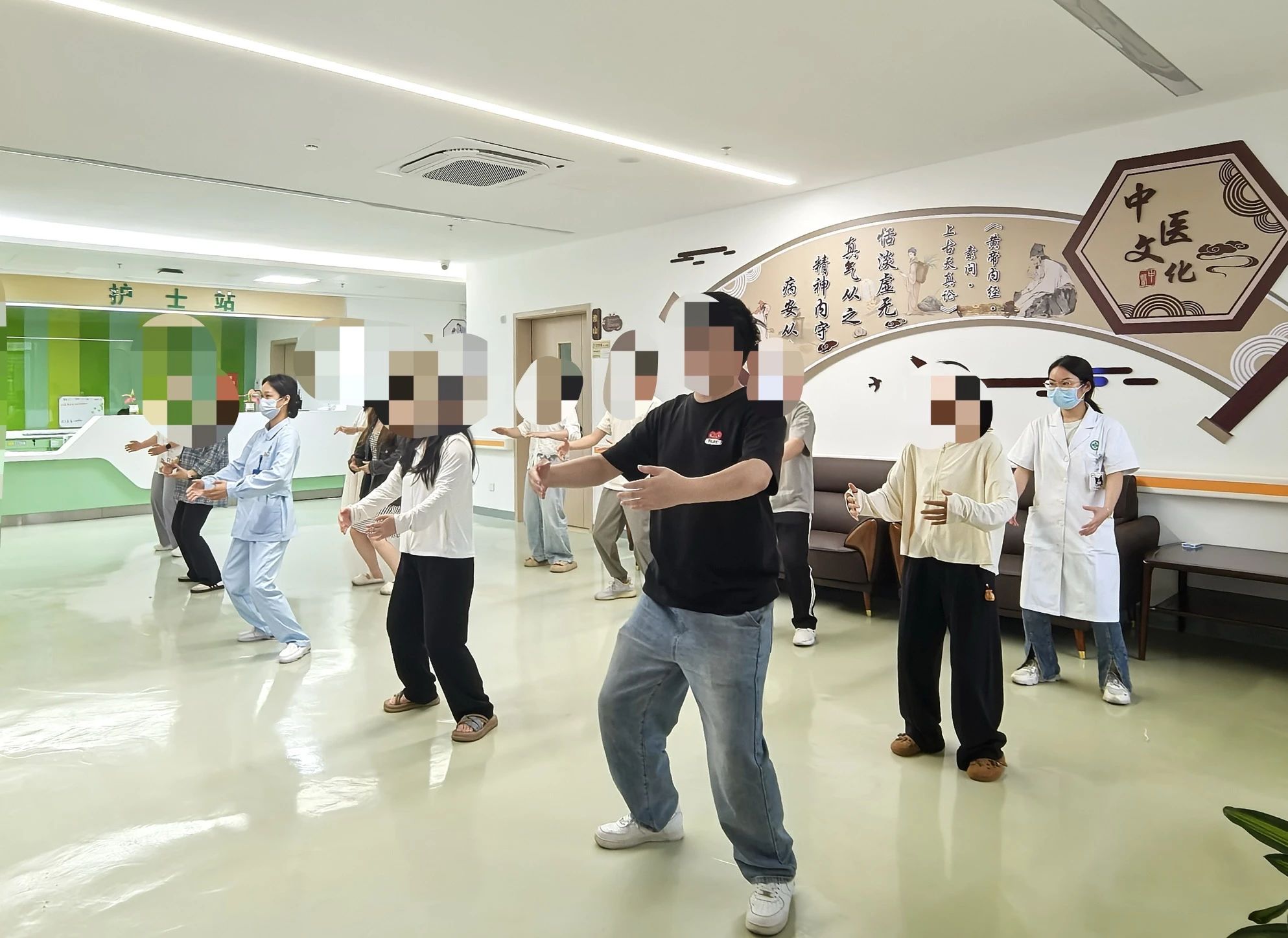 粽香传情 药香沁心--中医科温情开展端午香囊手作活动